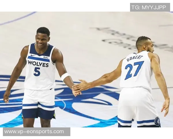 兰德尔谈与爱德华兹的默契配合：赛季磨合让我们更加默契无间